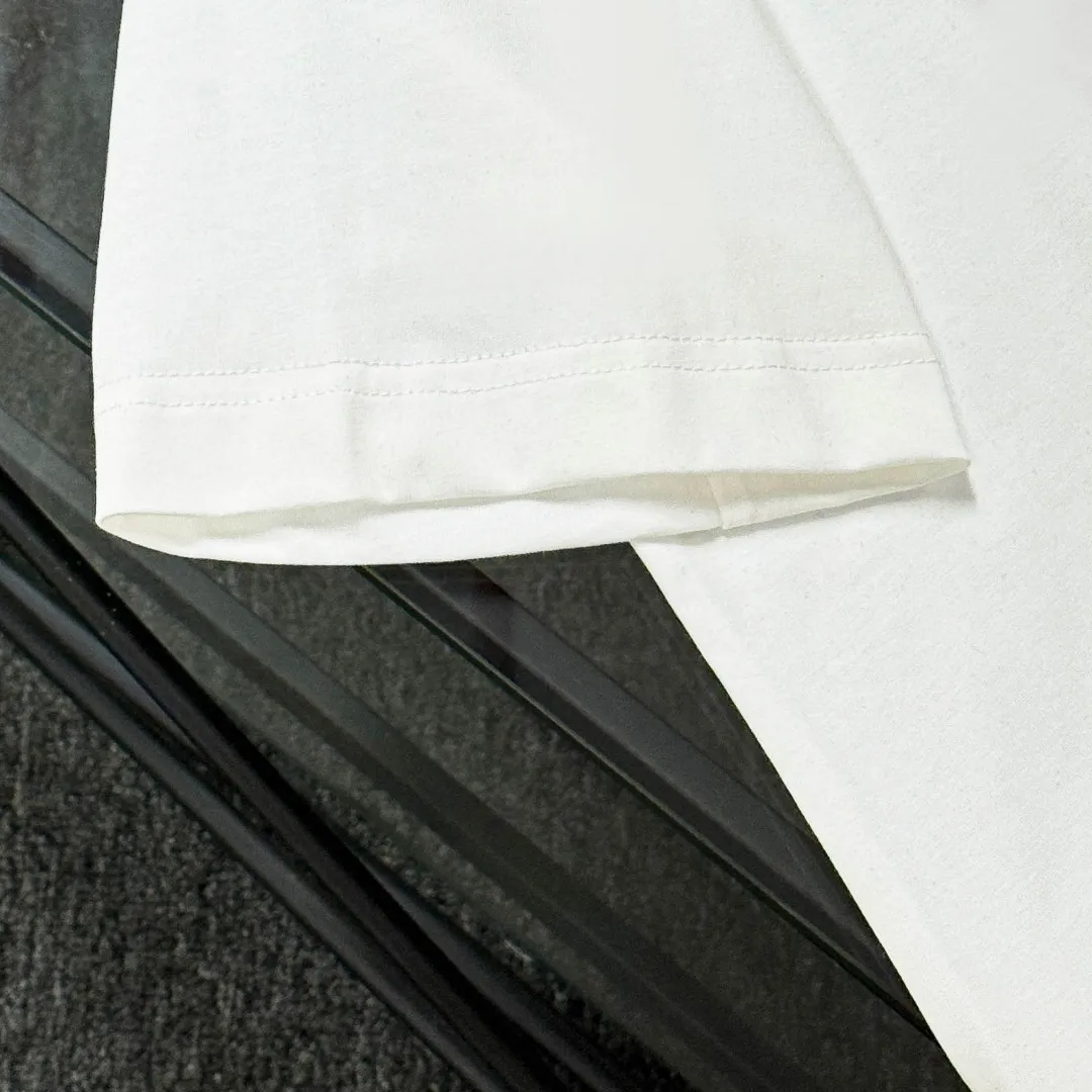 P180 Chrome Hearts 25 high-end versions. The fabric is made of 300 grams of high-density pure cotton. It does not deform or shrink. It has three labels. It is the same style for men and women. Technology: patch embroidery + original development hardware. Color: white, black. SIZE: S-XL.